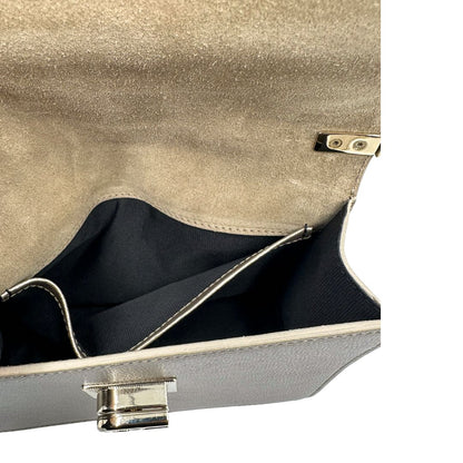 Interno di una Pochette Furla in pelle martellata color champagne con parti metalliche dorate, munita di una tracolla in catena scorrevole con spallaccio in pelle. Completa di dustbag. Originale, usata, di lusso, in ottime condizioni