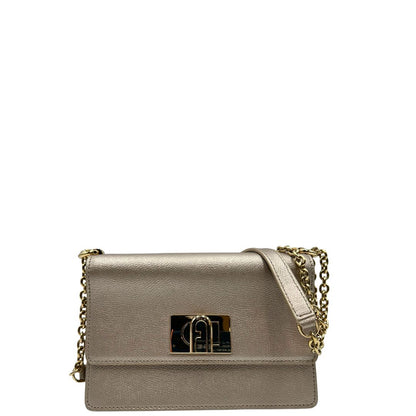 Front di una Pochette Furla in pelle martellata color champagne con parti metalliche dorate, munita di una tracolla in catena scorrevole con spallaccio in pelle. Completa di dustbag. Originale, usata, di lusso, in ottime condizioni