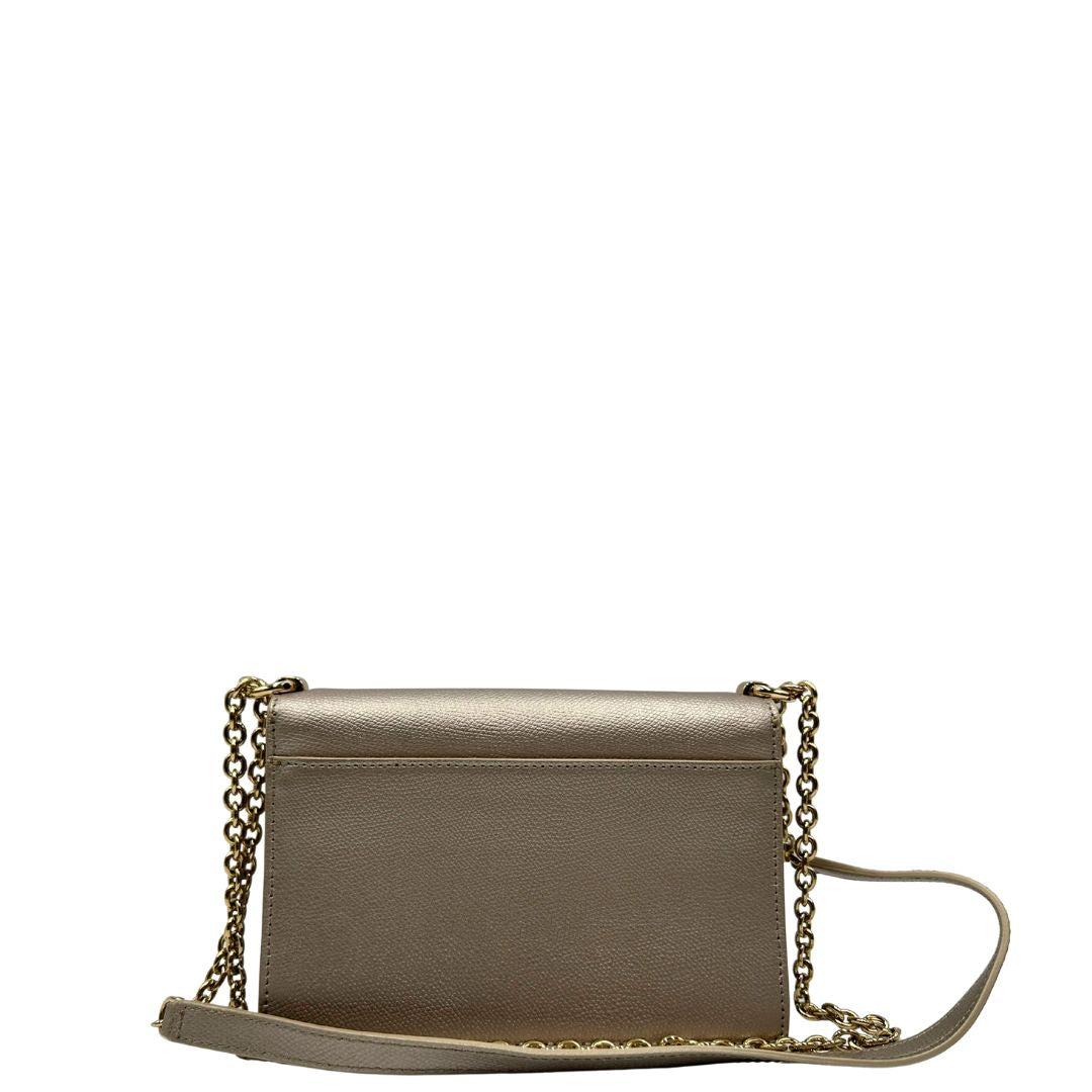 Retro di una Pochette Furla in pelle martellata color champagne con parti metalliche dorate, munita di una tracolla in catena scorrevole con spallaccio in pelle. Completa di dustbag. Originale, usata, di lusso, in ottime condizioni