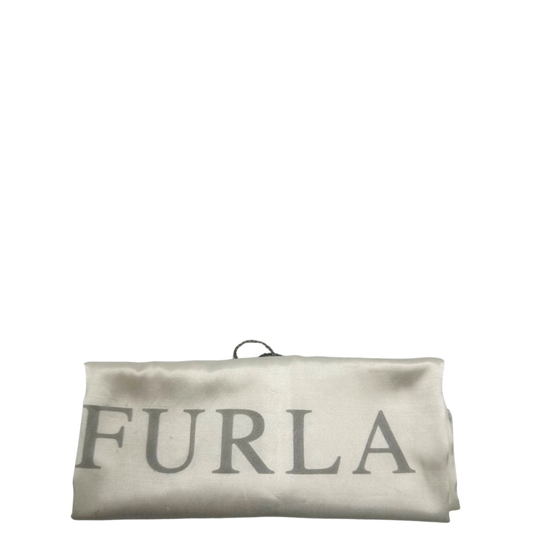 Pochette Furla in pelle martellata champagne con parti metalliche dorate. Rifinita con logo lettering sul front. Completa di polsino e dustbag.