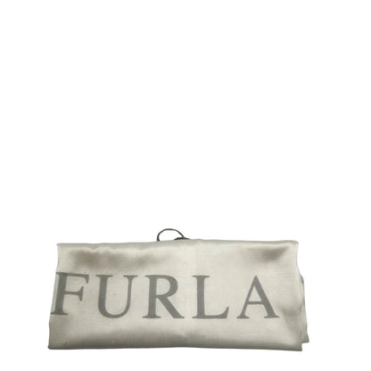 Pochette Furla in pelle martellata champagne con parti metalliche dorate. Rifinita con logo lettering sul front. Completa di polsino e dustbag.