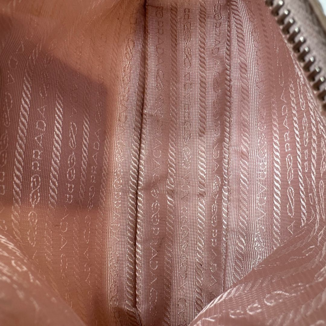 interno Borsa Prada in nylon rosa con parti metalliche argentate e finiture in pelle tono su tono; munita di un mini pouch amovibile, un accessorio portachiavi, manico in catena e una tracolla in tessuto amovibile e regolabile, di lusso, originale, ottime condizioni. 