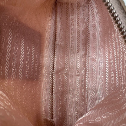 interno Borsa Prada in nylon rosa con parti metalliche argentate e finiture in pelle tono su tono; munita di un mini pouch amovibile, un accessorio portachiavi, manico in catena e una tracolla in tessuto amovibile e regolabile, di lusso, originale, ottime condizioni. 