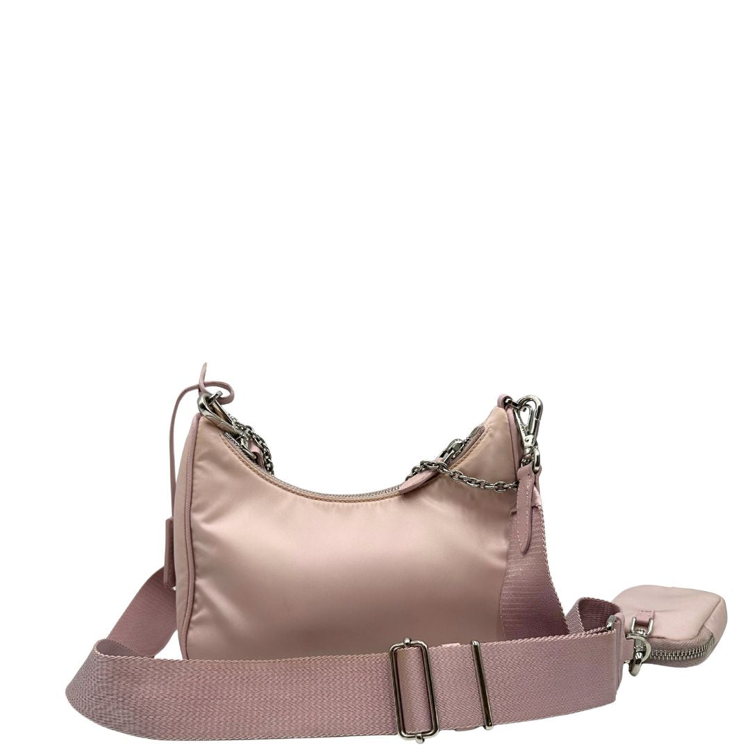 retro Borsa Prada in nylon rosa con parti metalliche argentate e finiture in pelle tono su tono; munita di un mini pouch amovibile, un accessorio portachiavi, manico in catena e una tracolla in tessuto amovibile e regolabile, di lusso, originale, ottime condizioni. 