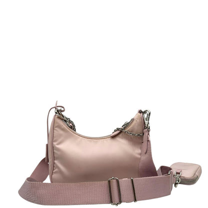 retro Borsa Prada in nylon rosa con parti metalliche argentate e finiture in pelle tono su tono; munita di un mini pouch amovibile, un accessorio portachiavi, manico in catena e una tracolla in tessuto amovibile e regolabile, di lusso, originale, ottime condizioni. 