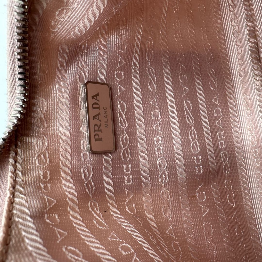 interno Borsa Prada in nylon rosa con parti metalliche argentate e finiture in pelle tono su tono; munita di un mini pouch amovibile, un accessorio portachiavi, manico in catena e una tracolla in tessuto amovibile e regolabile, di lusso, originale, ottime condizioni. 