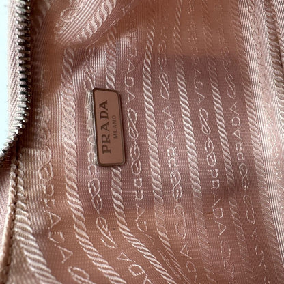 interno Borsa Prada in nylon rosa con parti metalliche argentate e finiture in pelle tono su tono; munita di un mini pouch amovibile, un accessorio portachiavi, manico in catena e una tracolla in tessuto amovibile e regolabile, di lusso, originale, ottime condizioni. 