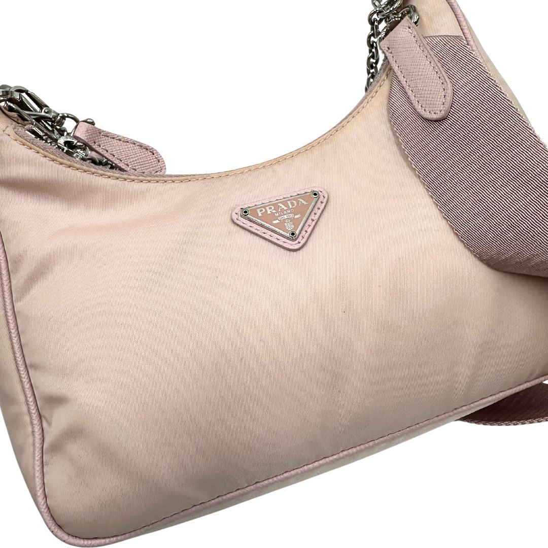 Borsa Prada in nylon rosa con parti metalliche argentate e finiture in pelle tono su tono; munita di un mini pouch amovibile, un accessorio portachiavi, manico in catena e una tracolla in tessuto amovibile e regolabile, di lusso, originale, ottime condizioni.