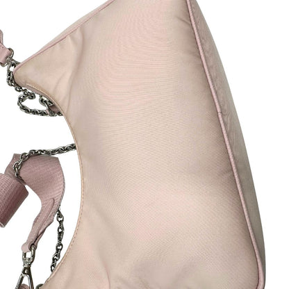 Borsa Prada in nylon rosa con parti metalliche argentate e finiture in pelle tono su tono; munita di un mini pouch amovibile, un accessorio portachiavi, manico in catena e una tracolla in tessuto amovibile e regolabile, di lusso, originale, ottime condizioni.