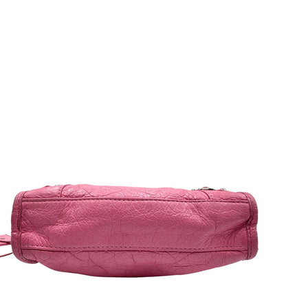 Base di una Borsa Neo Cagole Balenciaga City in pelle crinkled rosa bubblegum. Dotata di doppi manici con dettaglio intreccio e tracolla regolabile e amovibile, completa del classico specchietto. Rifinita con borchie in metallo argentato. Originale, usata, di lusso, in ottime condizioni