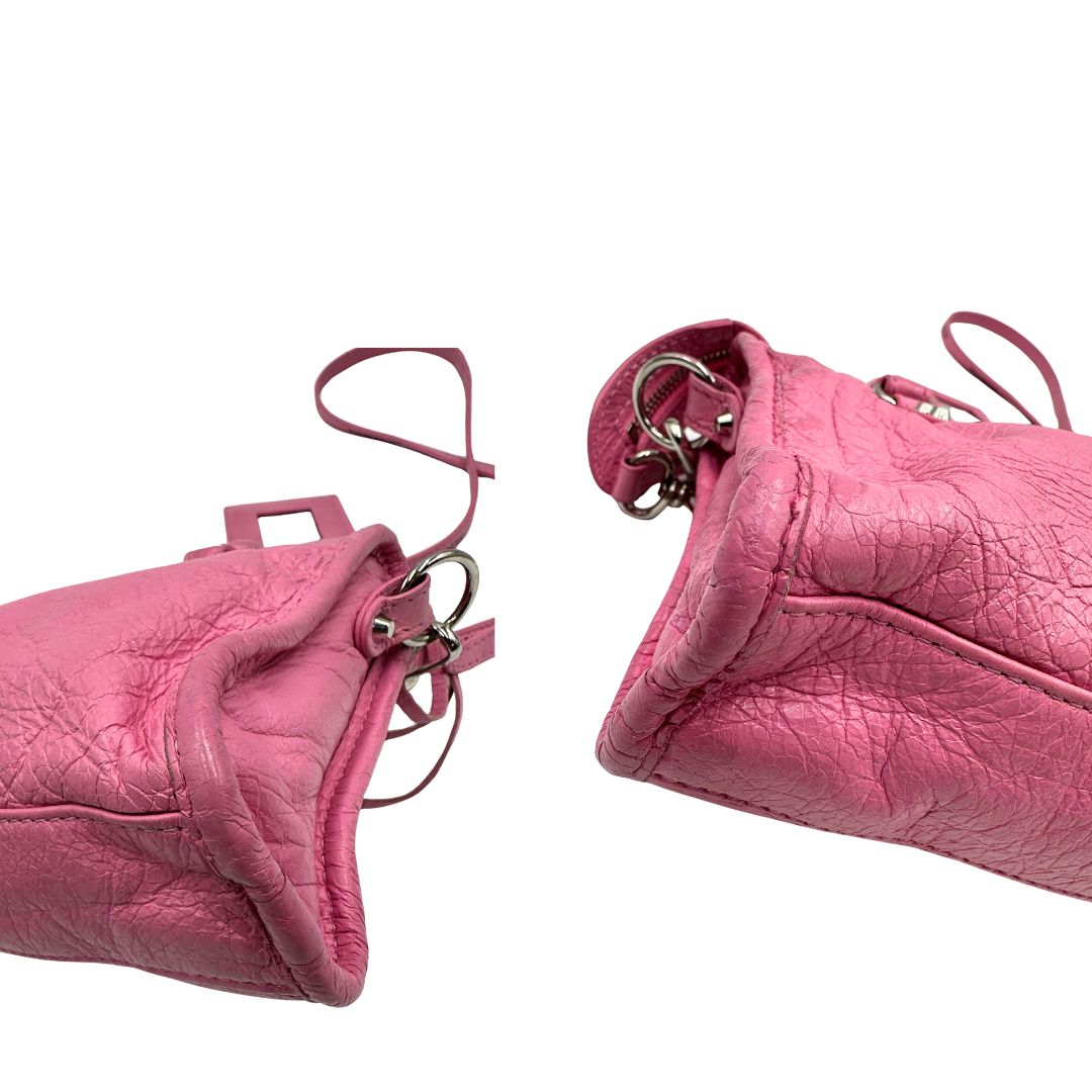 Angoli di una Borsa Neo Cagole Balenciaga City in pelle crinkled rosa bubblegum. Dotata di doppi manici con dettaglio intreccio e tracolla regolabile e amovibile, completa del classico specchietto. Rifinita con borchie in metallo argentato. Originale, usata, di lusso, in ottime condizioni