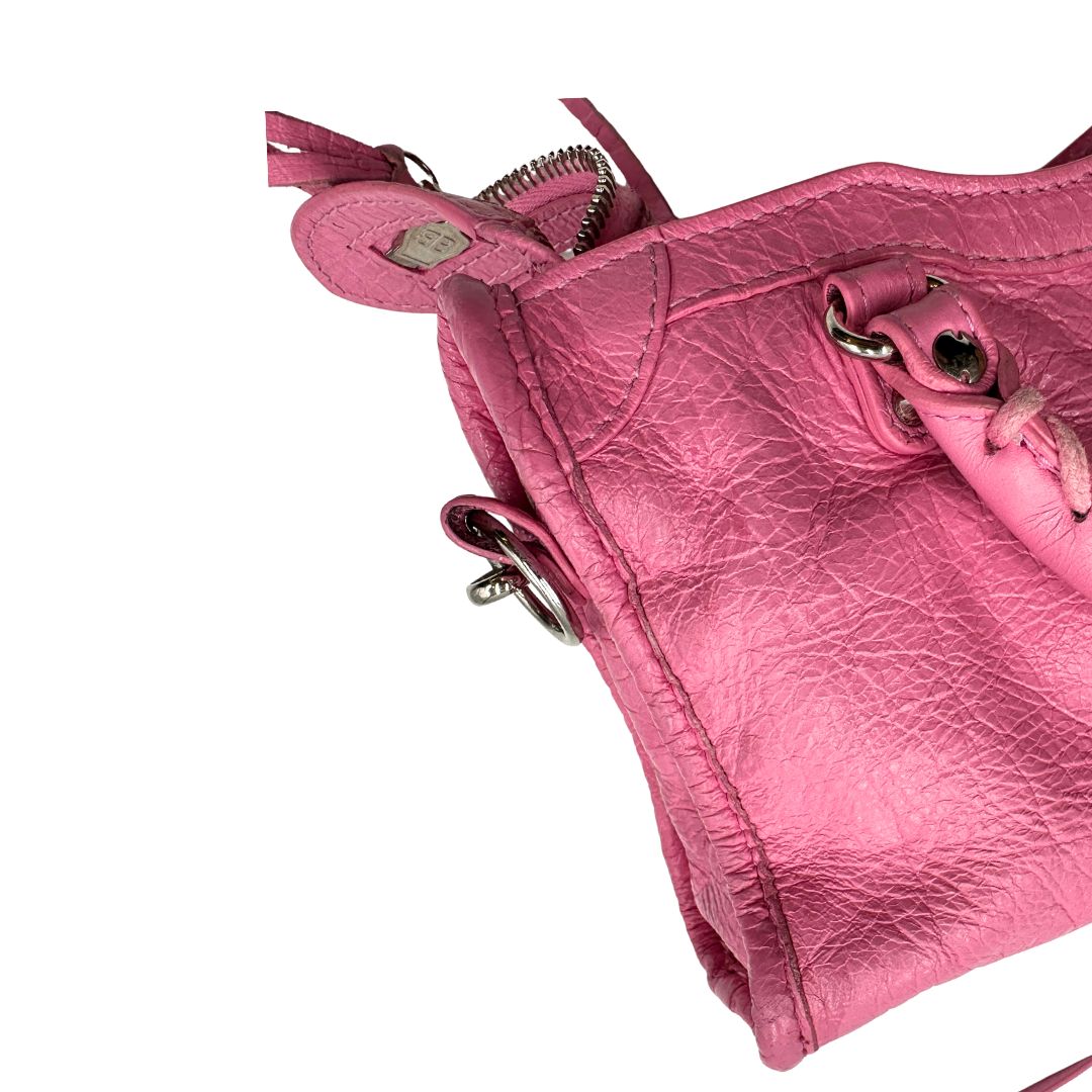 Borsa Neo Cagole Balenciaga City in pelle crinkled rosa bubblegum. Dotata di doppi manici con dettaglio intreccio e tracolla regolabile e amovibile, completa del classico specchietto. Rifinita con borchie in metallo argentato. Originale, usata, di lusso, in ottime condizioni