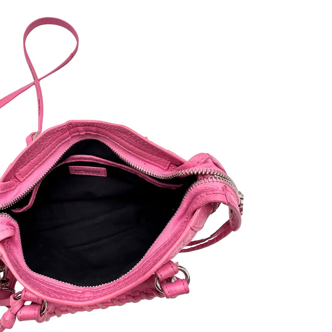 Interno di una Borsa Neo Cagole Balenciaga City in pelle crinkled rosa bubblegum. Dotata di doppi manici con dettaglio intreccio e tracolla regolabile e amovibile, completa del classico specchietto. Rifinita con borchie in metallo argentato. Originale, usata, di lusso, in ottime condizioni