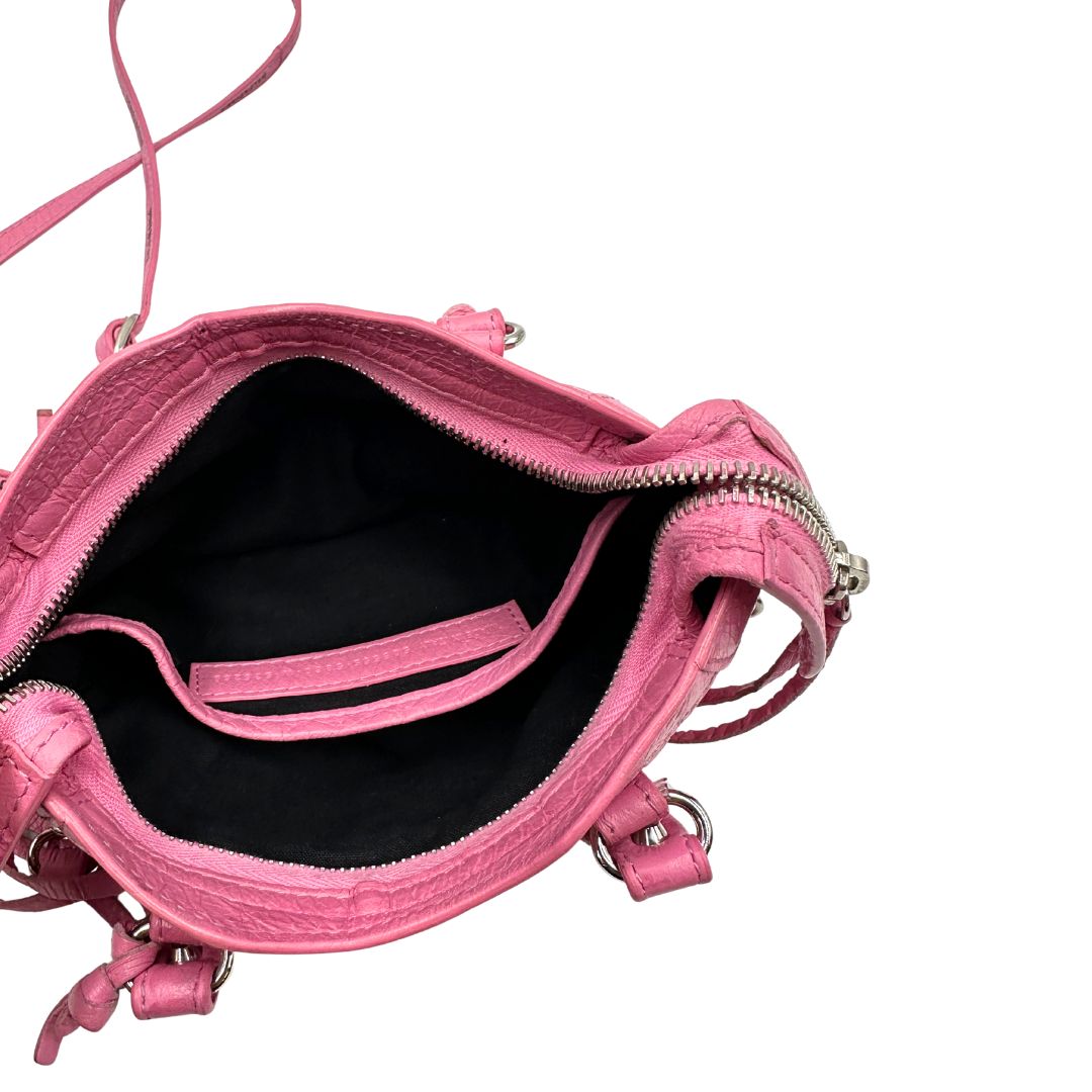 Tasca interna di una Borsa Neo Cagole Balenciaga City in pelle crinkled rosa bubblegum. Dotata di doppi manici con dettaglio intreccio e tracolla regolabile e amovibile, completa del classico specchietto. Rifinita con borchie in metallo argentato. Originale, usata, di lusso, in ottime condizioni