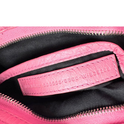 Codice di una Borsa Neo Cagole Balenciaga City in pelle crinkled rosa bubblegum. Dotata di doppi manici con dettaglio intreccio e tracolla regolabile e amovibile, completa del classico specchietto. Rifinita con borchie in metallo argentato. Originale, usata, di lusso, in ottime condizioni