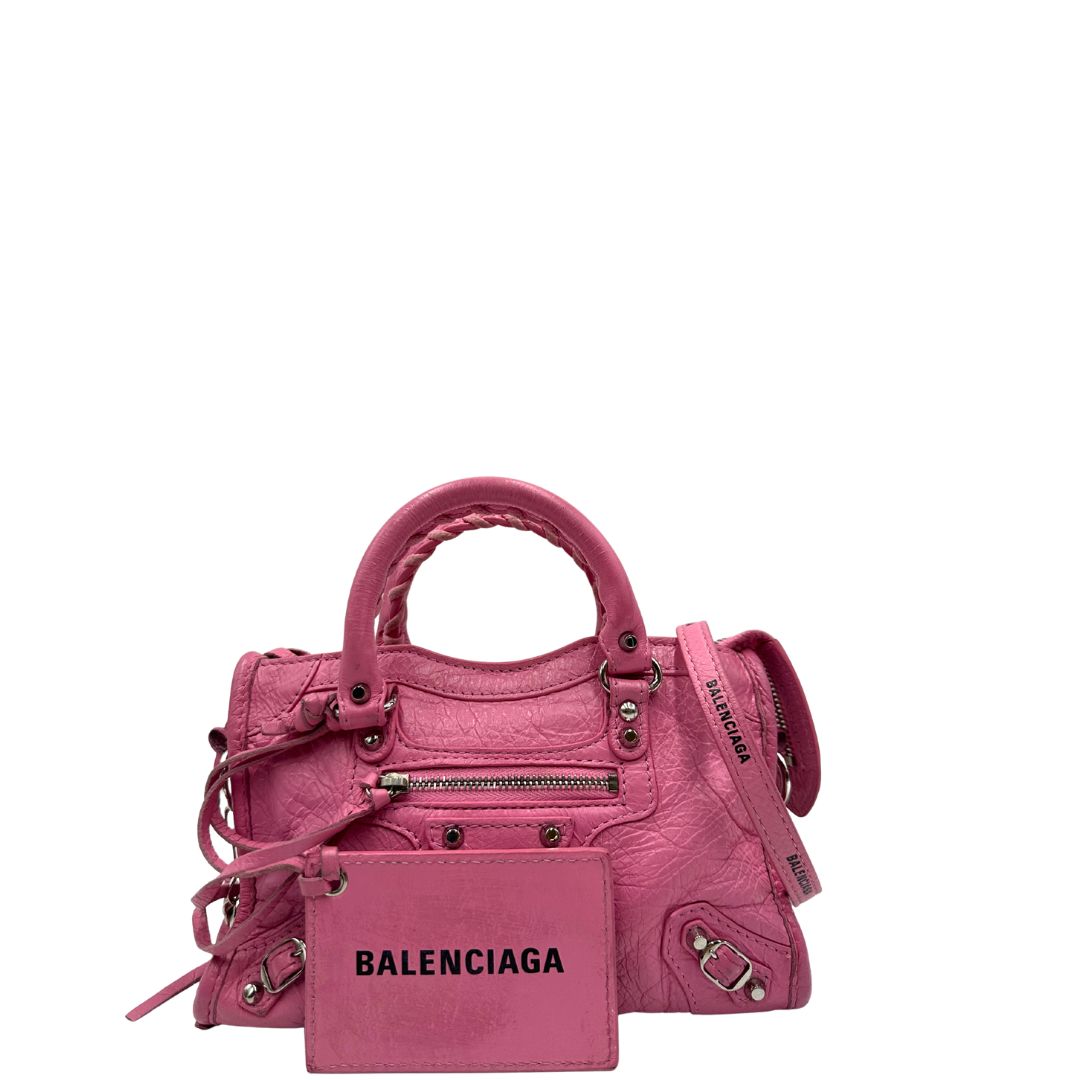 Front di una Borsa Neo Cagole Balenciaga City in pelle crinkled rosa bubblegum. Dotata di doppi manici con dettaglio intreccio e tracolla regolabile e amovibile, completa del classico specchietto. Rifinita con borchie in metallo argentato. Originale, usata, di lusso, in ottime condizioni