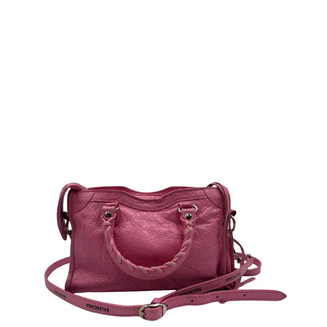 Retro di una Borsa Neo Cagole Balenciaga City in pelle crinkled rosa bubblegum. Dotata di doppi manici con dettaglio intreccio e tracolla regolabile e amovibile, completa del classico specchietto. Rifinita con borchie in metallo argentato. Originale, usata, di lusso, in ottime condizioni