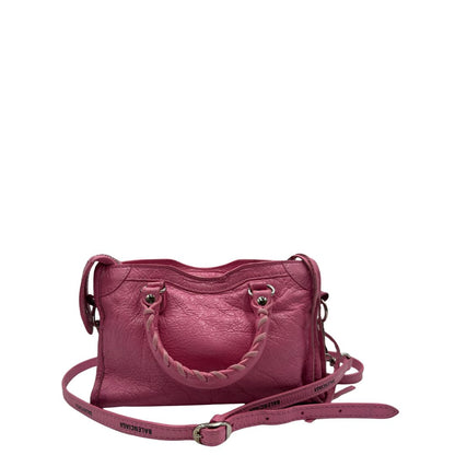 Retro di una Borsa Neo Cagole Balenciaga City in pelle crinkled rosa bubblegum. Dotata di doppi manici con dettaglio intreccio e tracolla regolabile e amovibile, completa del classico specchietto. Rifinita con borchie in metallo argentato. Originale, usata, di lusso, in ottime condizioni