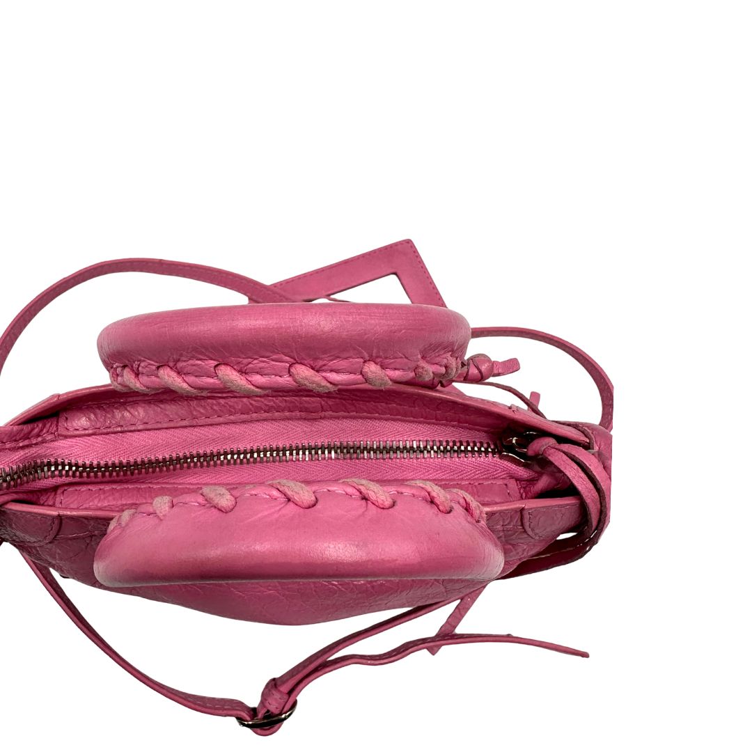 Manici di una Borsa Neo Cagole Balenciaga City in pelle crinkled rosa bubblegum. Dotata di doppi manici con dettaglio intreccio e tracolla regolabile e amovibile, completa del classico specchietto. Rifinita con borchie in metallo argentato. Originale, usata, di lusso, in ottime condizioni