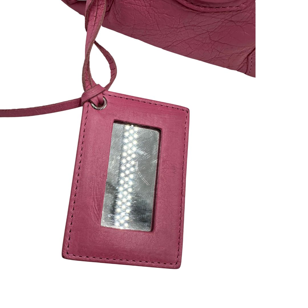 Borsa Neo Cagole Balenciaga City in pelle crinkled rosa bubblegum. Dotata di doppi manici con dettaglio intreccio e tracolla regolabile e amovibile, completa del classico specchietto. Rifinita con borchie in metallo argentato. Originale, usata, di lusso, in ottime condizioni