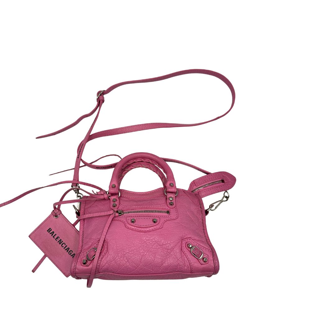 Borsa Neo Cagole Balenciaga City in pelle crinkled rosa bubblegum. Dotata di doppi manici con dettaglio intreccio e tracolla regolabile e amovibile, completa del classico specchietto. Rifinita con borchie in metallo argentato. Originale, usata, di lusso, in ottime condizioni