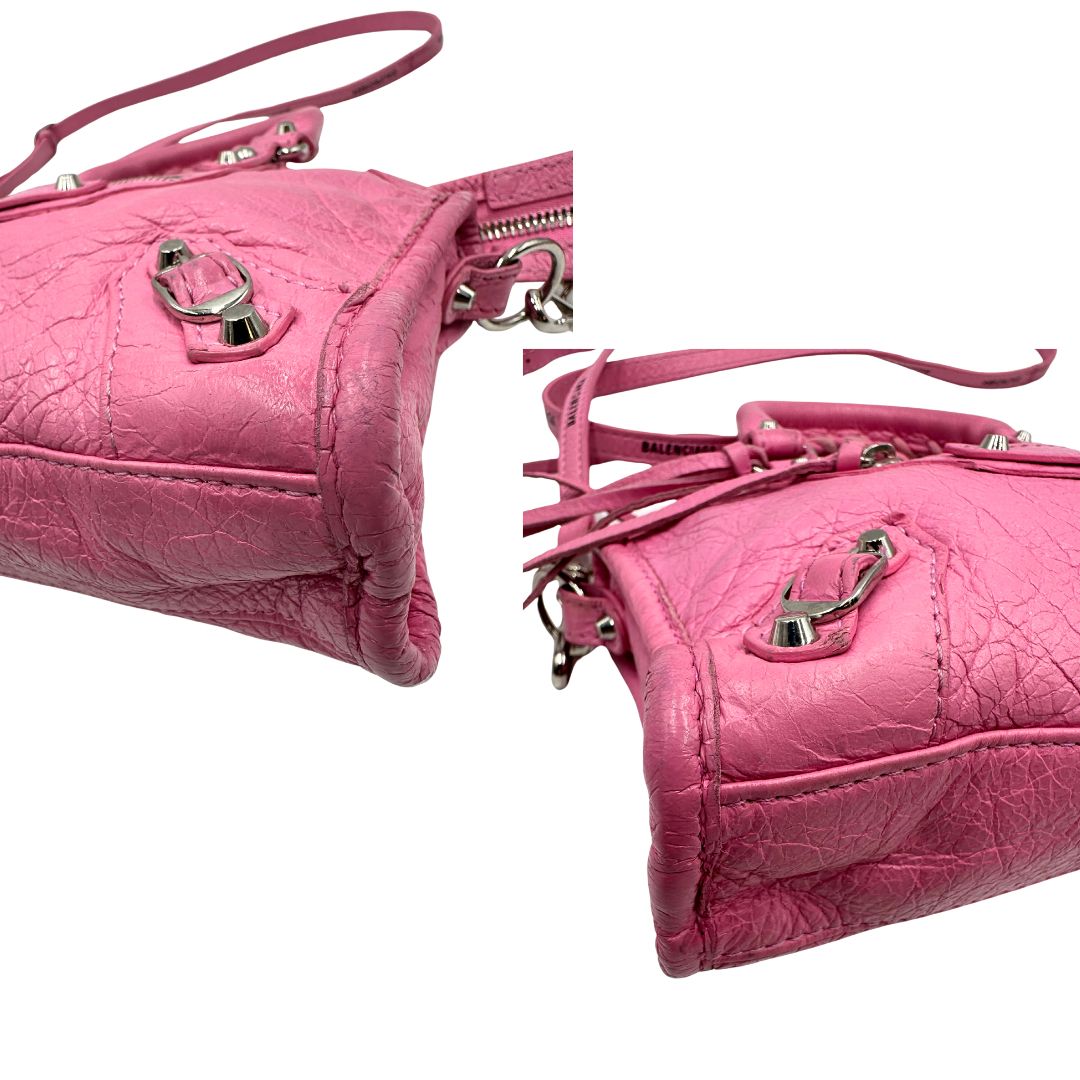 Angoli di una Borsa Neo Cagole Balenciaga City in pelle crinkled rosa bubblegum. Dotata di doppi manici con dettaglio intreccio e tracolla regolabile e amovibile, completa del classico specchietto. Rifinita con borchie in metallo argentato. Originale, usata, di lusso, in ottime condizioni