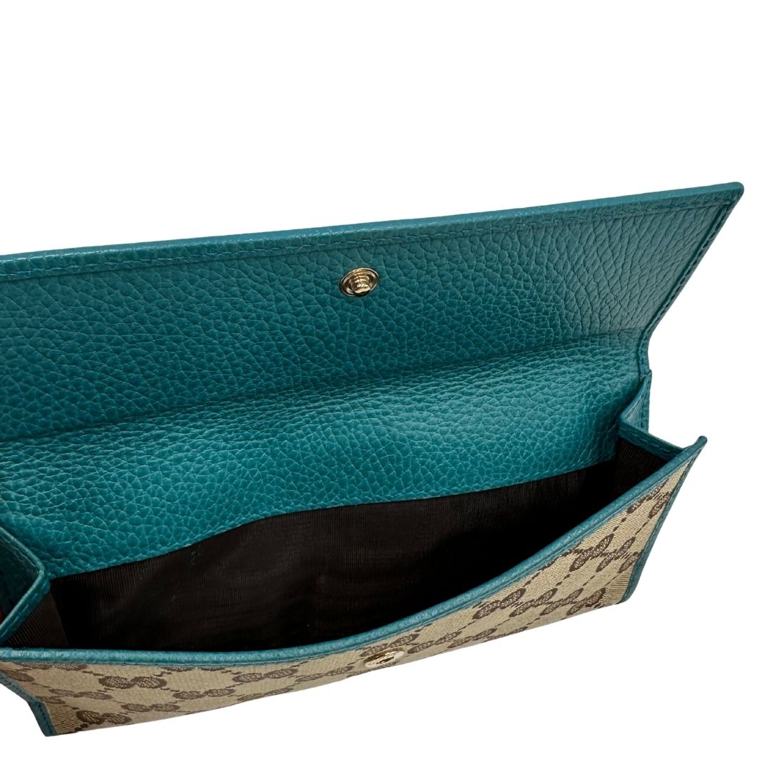 Portafoglio Gucci in tessuto GG con finiture in pelle color turchese. Completo di sacchetto antipolvere, di lusso, originale, ottime condizioni.