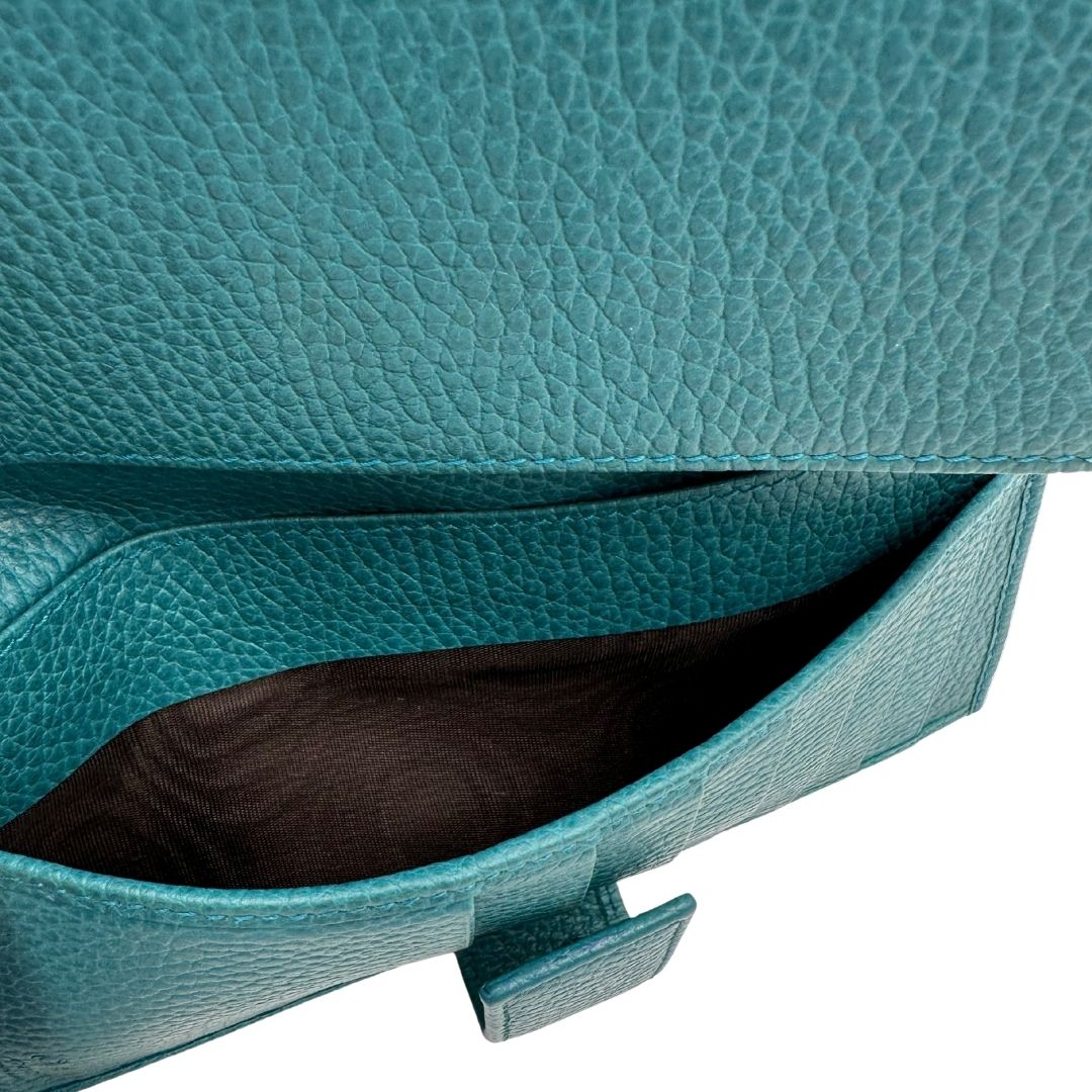 Portafoglio Gucci in tessuto GG con finiture in pelle color turchese. Completo di sacchetto antipolvere, di lusso, originale, ottime condizioni.