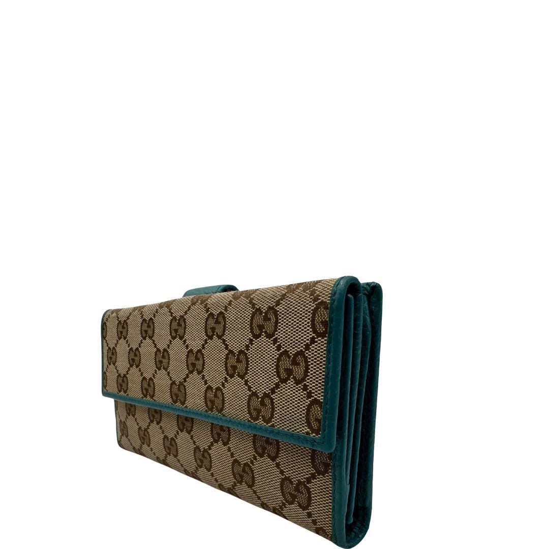 Portafoglio Gucci in tessuto GG con finiture in pelle color turchese. Completo di sacchetto antipolvere, di lusso, originale, ottime condizioni.
