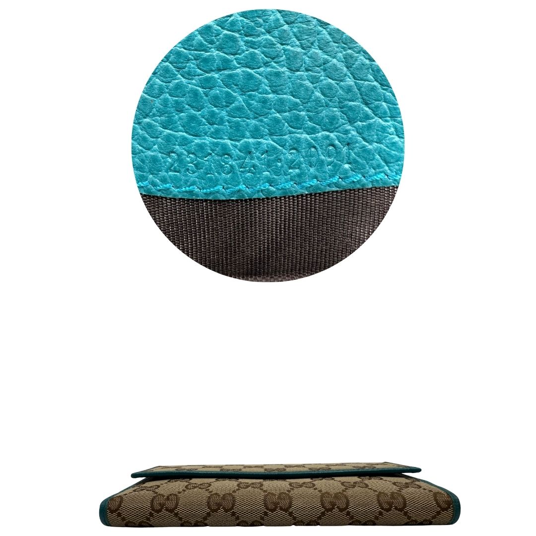 Portafoglio Gucci in tessuto GG con finiture in pelle color turchese. Completo di sacchetto antipolvere, di lusso, originale, ottime condizioni.