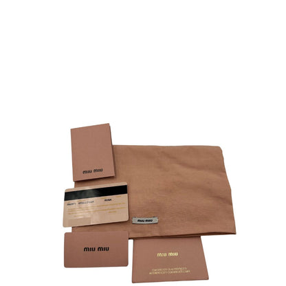 dustbag Borsa Miu Miu in pelle color rosa corallo con parti metalliche dorate; munita di doppi manici stondati e una tracolla amovibile. Completa di dustbag, di lusso, originale, ottime condizioni. 