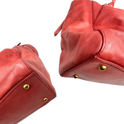 angoli Borsa Miu Miu in pelle color rosa corallo con parti metalliche dorate; munita di doppi manici stondati e una tracolla amovibile. Completa di dustbag, di lusso, originale, ottime condizioni. 