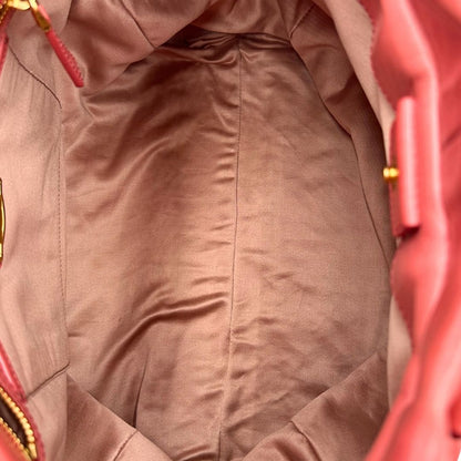 interno Borsa Miu Miu in pelle color rosa corallo con parti metalliche dorate; munita di doppi manici stondati e una tracolla amovibile. Completa di dustbag, di lusso, originale, ottime condizioni. 