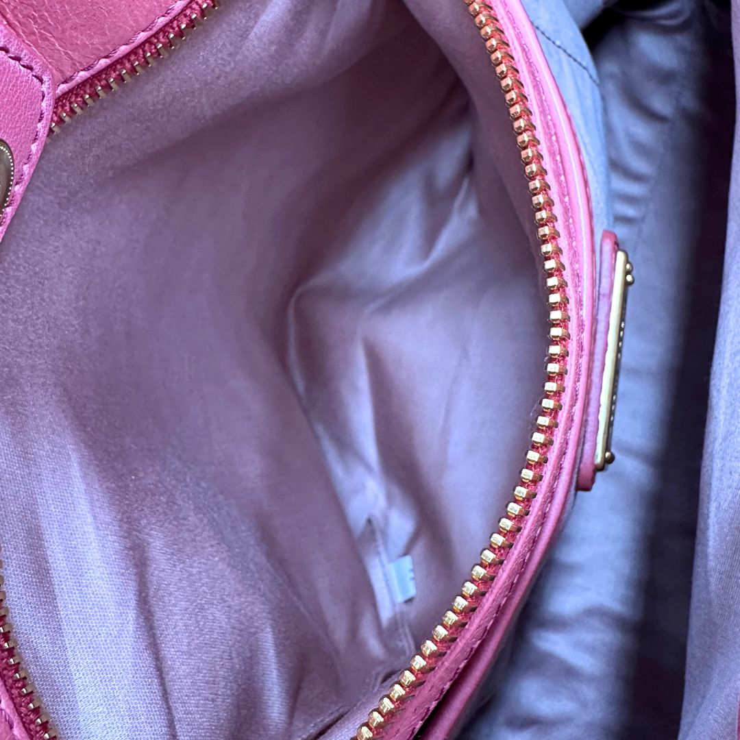 interno Borsa Miu Miu in pelle color rosa corallo con parti metalliche dorate; munita di doppi manici stondati e una tracolla amovibile. Completa di dustbag, di lusso, originale, ottime condizioni. 