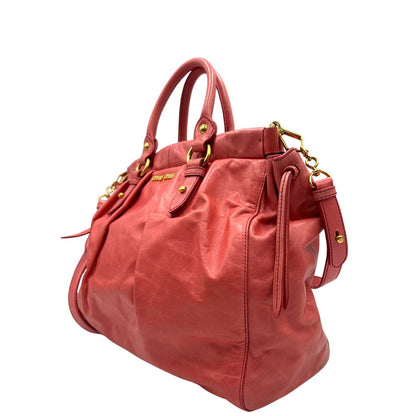 lato Borsa Miu Miu in pelle color rosa corallo con parti metalliche dorate; munita di doppi manici stondati e una tracolla amovibile. Completa di dustbag, di lusso, originale, ottime condizioni. 