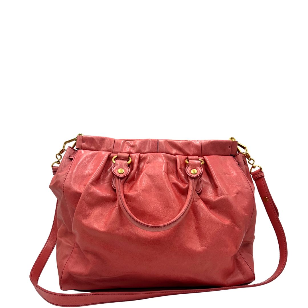 retro Borsa Miu Miu in pelle color rosa corallo con parti metalliche dorate; munita di doppi manici stondati e una tracolla amovibile. Completa di dustbag, di lusso, originale, ottime condizioni. 