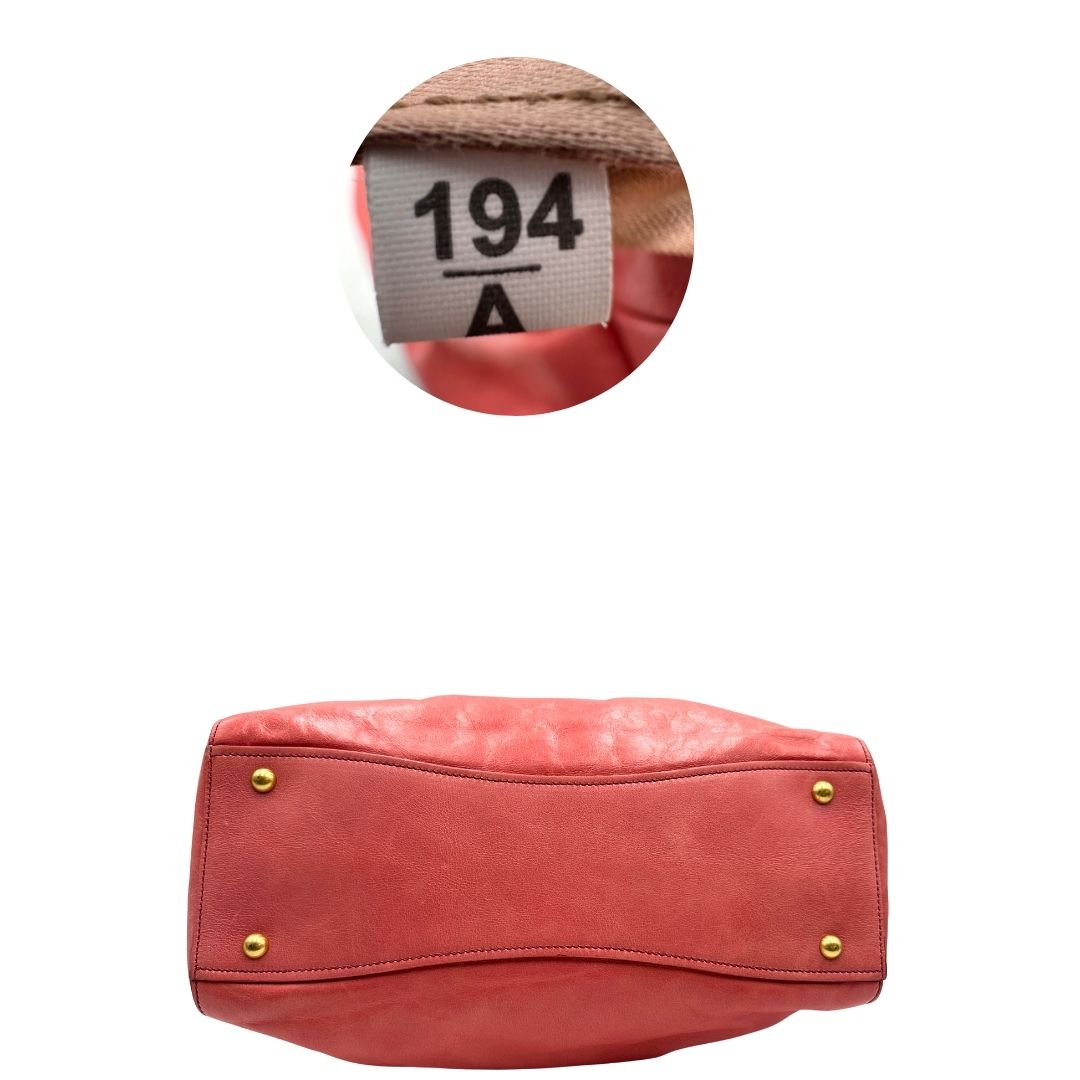 base Borsa Miu Miu in pelle color rosa corallo con parti metalliche dorate; munita di doppi manici stondati e una tracolla amovibile. Completa di dustbag, di lusso, originale, ottime condizioni. 