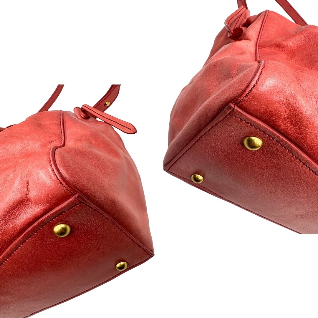 angoli Borsa Miu Miu in pelle color rosa corallo con parti metalliche dorate; munita di doppi manici stondati e una tracolla amovibile. Completa di dustbag, di lusso, originale, ottime condizioni. 
