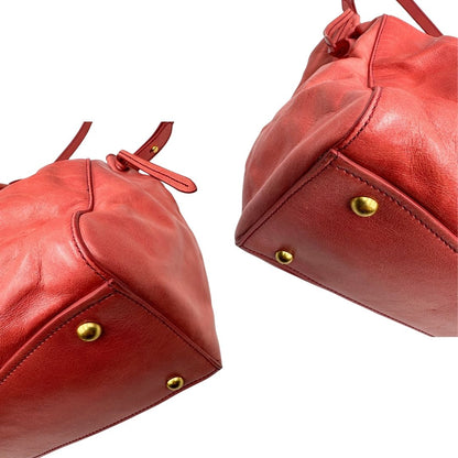 angoli Borsa Miu Miu in pelle color rosa corallo con parti metalliche dorate; munita di doppi manici stondati e una tracolla amovibile. Completa di dustbag, di lusso, originale, ottime condizioni. 