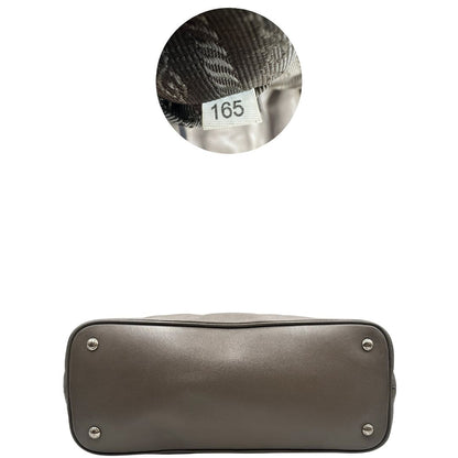 base Borsa Prada in pelle grigia con parti metalliche argentate; impreziosita da zip laterali e accessorio porta address, munita di doppi manici stondati e una tracolla amovibile e regolabile. Completa di dustbag, di lusso, originale, ottime condizioni.