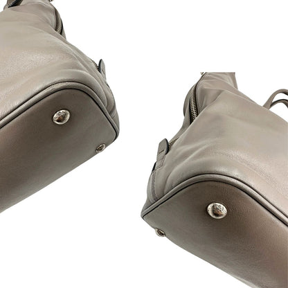 angoli Borsa Prada in pelle grigia con parti metalliche argentate; impreziosita da zip laterali e accessorio porta address, munita di doppi manici stondati e una tracolla amovibile e regolabile. Completa di dustbag, di lusso, originale, ottime condizioni. 