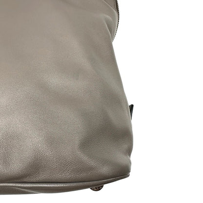 angolo Borsa Prada in pelle grigia con parti metalliche argentate; impreziosita da zip laterali e accessorio porta address, munita di doppi manici stondati e una tracolla amovibile e regolabile. Completa di dustbag, di lusso, originale, ottime condizioni.