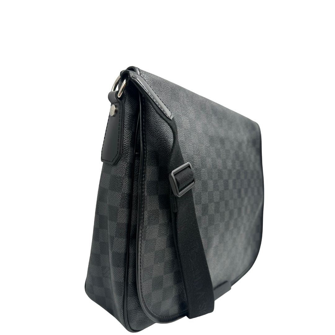lato Borsa Louis Vuitton in canvas Damier Graphite con parti metalliche argentate e finiture in pelle nera; munita di una tracolla in tessuto regolabile, di lusso, usata, originale. 