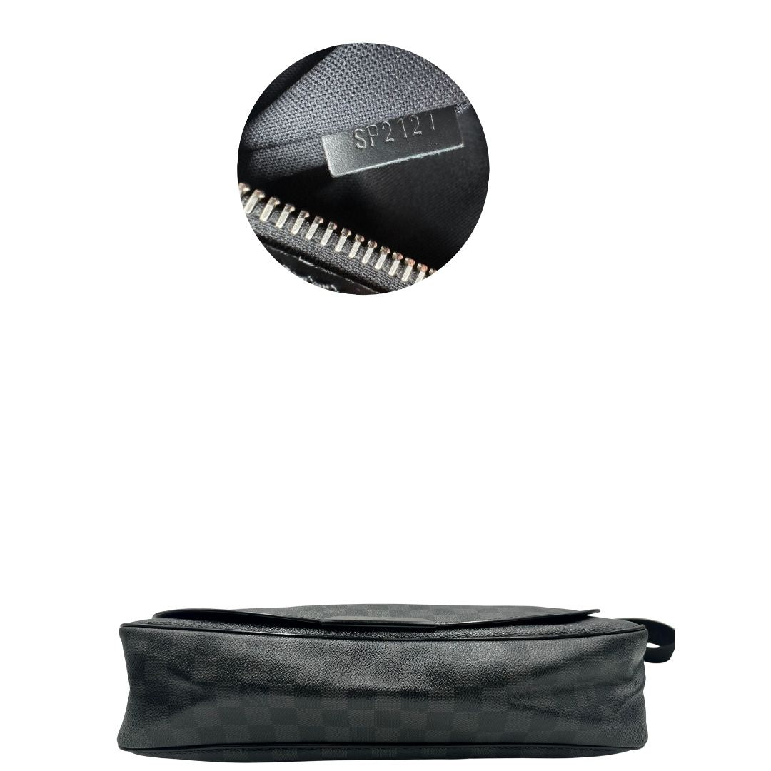 base Borsa Louis Vuitton in canvas Damier Graphite con parti metalliche argentate e finiture in pelle nera; munita di una tracolla in tessuto regolabile, di lusso, usata, originale. 