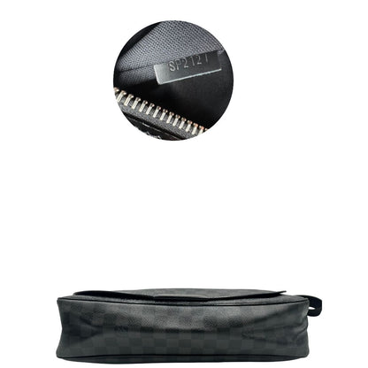 base Borsa Louis Vuitton in canvas Damier Graphite con parti metalliche argentate e finiture in pelle nera; munita di una tracolla in tessuto regolabile, di lusso, usata, originale. 