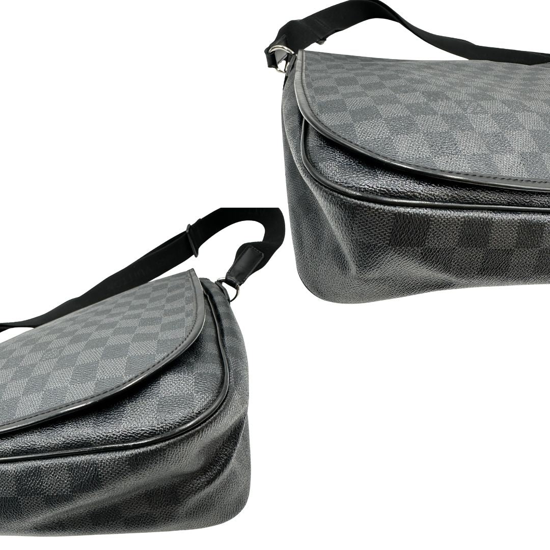 angoli Borsa Louis Vuitton in canvas Damier Graphite con parti metalliche argentate e finiture in pelle nera; munita di una tracolla in tessuto regolabile, di lusso, usata, originale. 