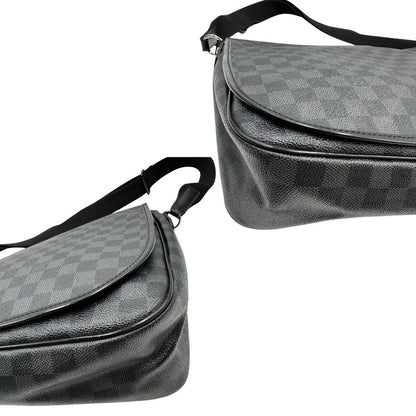 angoli Borsa Louis Vuitton in canvas Damier Graphite con parti metalliche argentate e finiture in pelle nera; munita di una tracolla in tessuto regolabile, di lusso, usata, originale. 