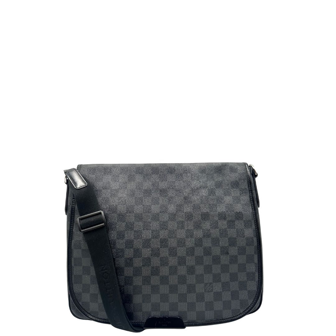 front Borsa Louis Vuitton in canvas Damier Graphite con parti metalliche argentate e finiture in pelle nera; munita di una tracolla in tessuto regolabile, di lusso, usata, originale. 