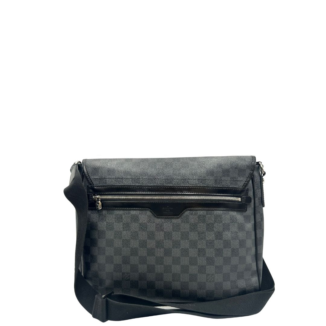 retro Borsa Louis Vuitton in canvas Damier Graphite con parti metalliche argentate e finiture in pelle nera; munita di una tracolla in tessuto regolabile, di lusso, usata, originale. 