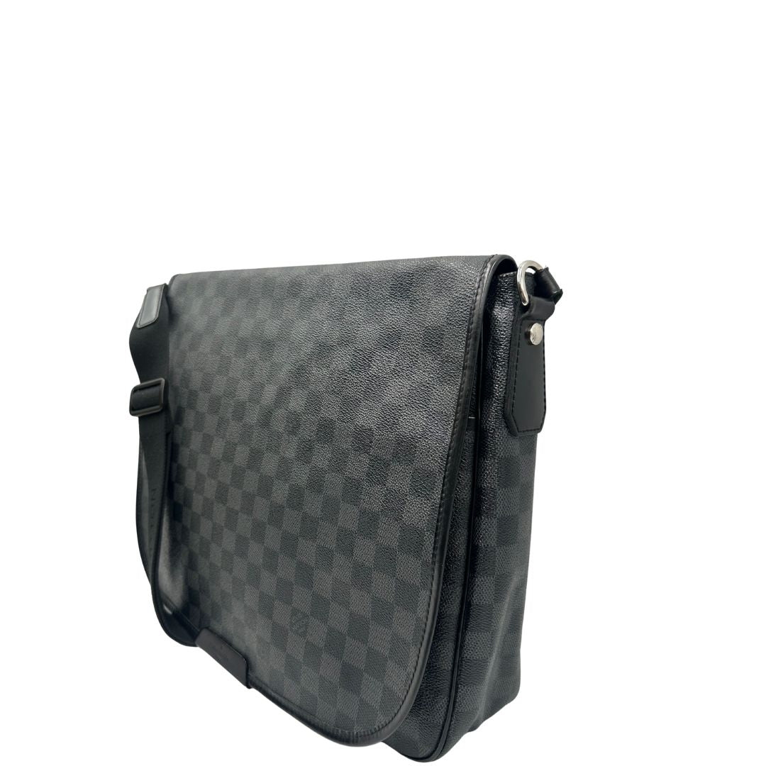 lato Borsa Louis Vuitton in canvas Damier Graphite con parti metalliche argentate e finiture in pelle nera; munita di una tracolla in tessuto regolabile, di lusso, usata, originale. 